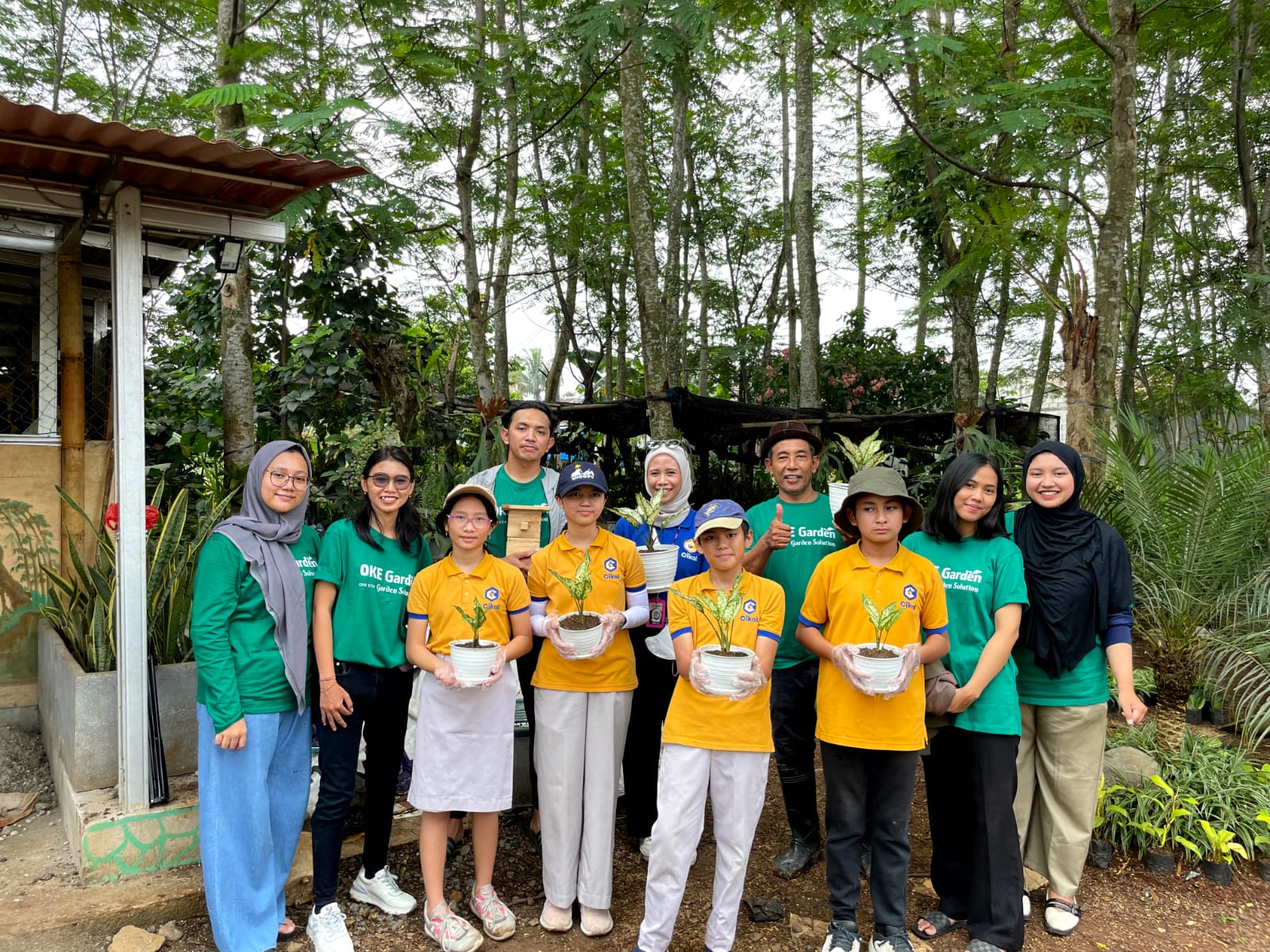 foto bersama kunjungan dari Cikal Lebak Bulus ke OKE Garden terkait konsep taman sekolah