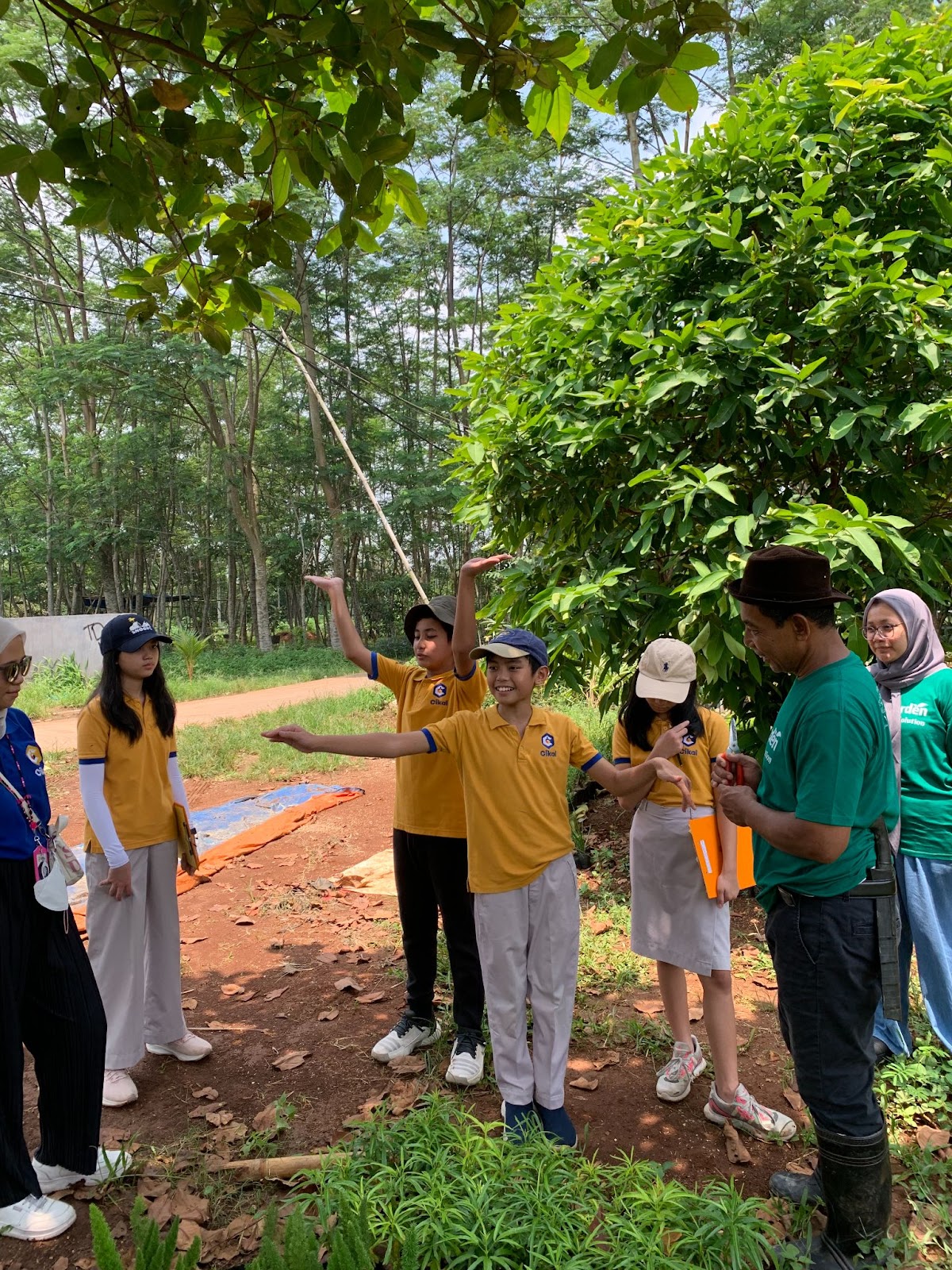 gambar kunjungan dari Cikal Lebak Bulus ke OKE Garden terkait konsep taman sekolah